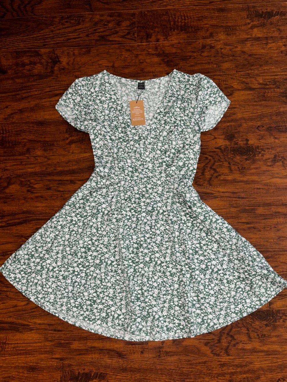 SHEIN NWT Green & White Floral V-Neck Short-Sleeve Dress Women’s Summer Sundress